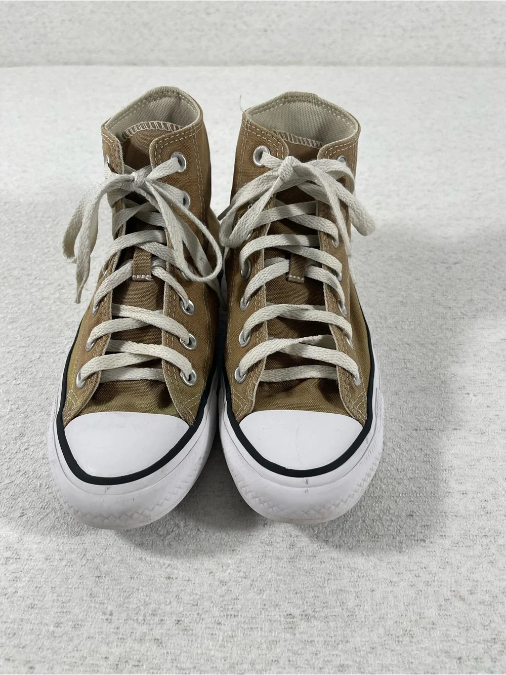Converse Youth Size 4 Chuck Taylor All Star High Top Sneakers. SKU#0370